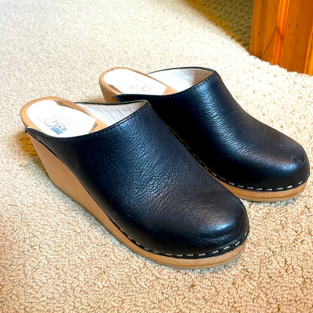 Maguba black leather clogs